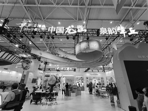 章丘展区运用特色纷呈的手造、形式多样的互动,吸引众多游客驻足参观
